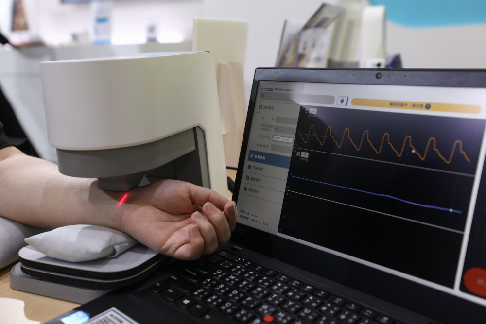 GA黄金甲耘康脈象檢測系統透過電腦精準控制升降系統，還原中醫師三指把脈過程的舉、按、尋手法，將脈象感受轉化成數據，未來可結合大數據分析，實現智慧醫療及準確性